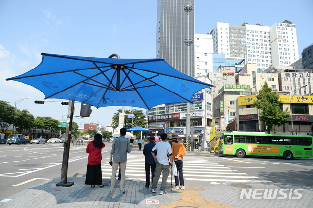 【서울=뉴시스】 동작구 노량진에 설치된 무더위쉼터 그늘막. 2019.04.29. (사진=동작구 제공)