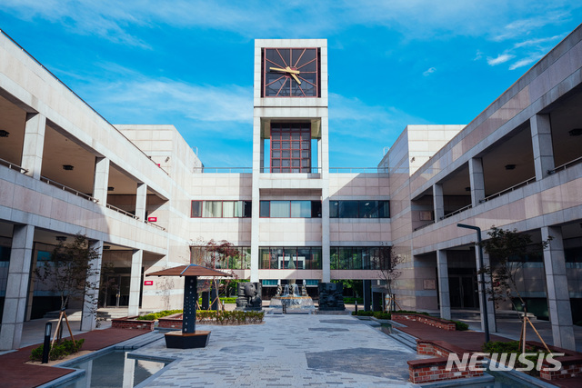 【포항=뉴시스】강진구 기자 = 포스텍(총장 김도연)은 연구실 안전관리 기반 조성과 전문인력 육성을 위해 정부가 추진하는 ‘연구실 안전관리 전담조직 지원사업’에 최종 선정됐다고 29일 밝혔다.포스텍 교육동 전경.2019.04.29.(사진=포스텍 제공) photo@newsis.com