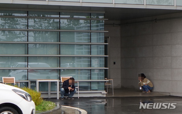 【제주=뉴시스】배상철 기자 = 국내 첫 영리병원인 제주 녹지국제병원이 병원 근로자들에게 사실상 해고를 통보한 29일 오전 제주 서귀포시 토평동 녹지국제병원 앞에서 직원들이 전화 통화를 하고 있다. 2019.04.29. bsc@newsis.com