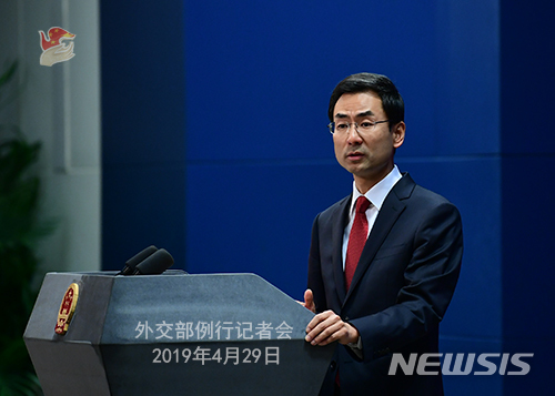 중국 외교부 겅솽 대변인이 29일 베이징에서 열린 정례 기자회견에 참석해 국내외 기자들의 질의에 응답하고 있다. (사진출처: 중국 외교부 홈페이지 캠처) 2019.04.29