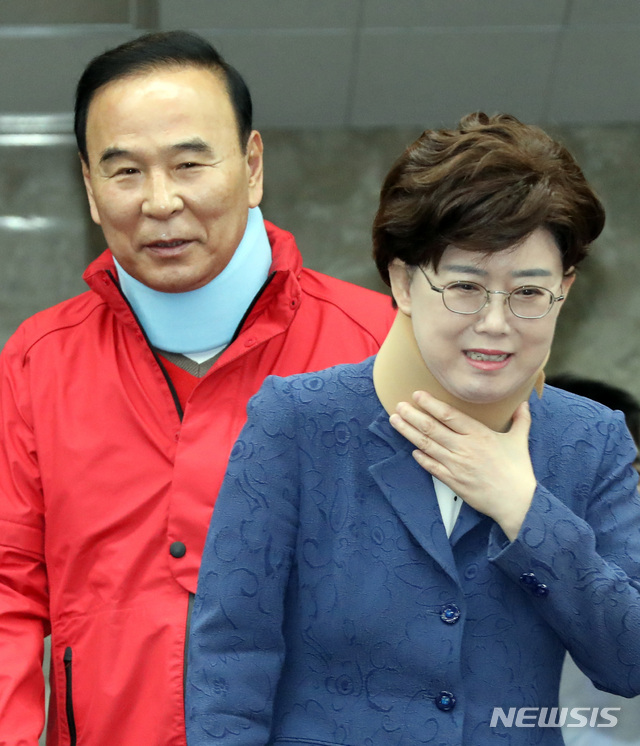 【서울=뉴시스】 박영태 기자 = 29일 오전 서울 영등포구 여의도 국회에서 열린 자유한국당 비상의원총회에 패스트트랙 법안 저지를 위해 더불어민주당 의원들과 충돌로 부상을 당한 박덕흠, 최연혜 의원이 목에 깁스를 하고 나란히 입장하고 있다. 2019.04.29.&nbsp; since1999@newsis.com