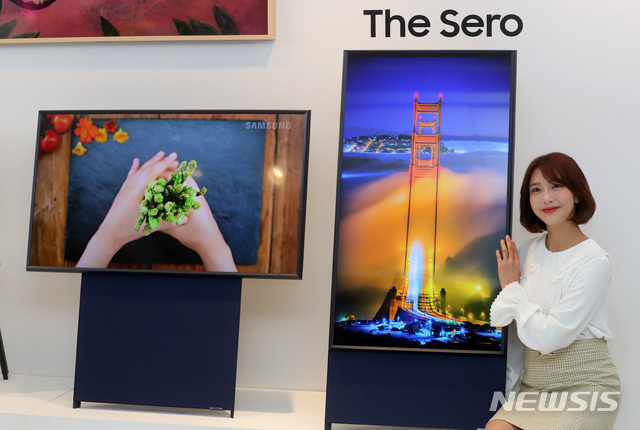 【서울=뉴시스】이영환 기자 = 29일 오전 서울 강남구 옥림빌딩에 마련된 삼성전자 라이프스타일 TV 팝업스토어에서 모델들이 신개념 라이프스타일 TV '더 세리프, 더 프레임, 더 세로'를 소개하고 있다. 2019.04.29. 20hwan@newsis.com