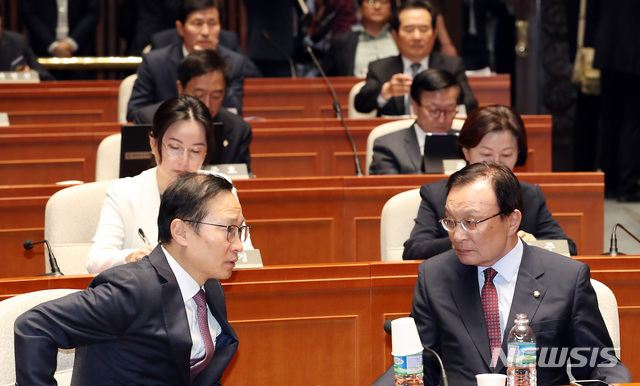 【서울=뉴시스】이종철 기자 = 29일 서울 여의도 국회에서 열린 민주당 의원총회에서 이해찬 대표와 홍영표 원내대표가 의견을 나누고 있다. 2019.04.29. jc4321@newsis.com