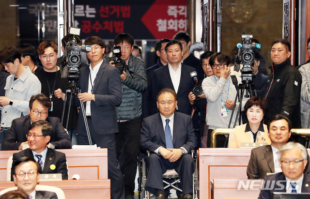 【서울=뉴시스】이종철 기자 = 29일 서울 여의도 국회에서 열린 민주당 의원총회에서 이상민 사개특위 위원장이 심ㄱ가한 표정으로 이해찬 대표의 모두발언을 듣고 있다. 2019.04.29.&nbsp; jc4321@newsis.com