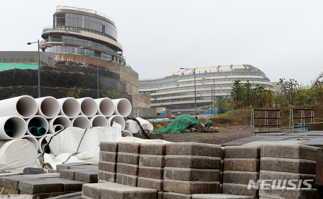 【서귀포=뉴시스】우장호 기자 = 국내 1호 영리병원인 제주 녹지국제병원 측이 최근 병원 근로자들에게 사업 철수 의사를 밝힌 가운데 29일 오전 제주 서귀포시 토평동 헬스케어타운이 공사가 중단된 채 방치돼 있다. 2019.04.29. woo1223@newsis.com
