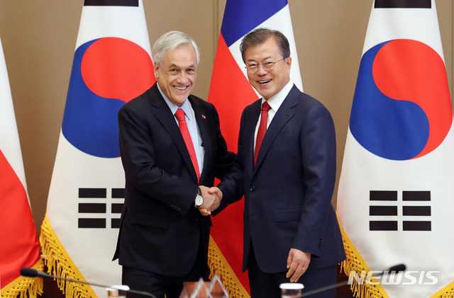 【서울=뉴시스】박진희 기자 = 문재인 대통령이 29일 청와대 본관에서 국빈방한 중인 세바스티안 피녜라 칠레 대통령과 '한-칠레 정상회담'에 앞서 악수하고 있다. 2019.04.29.&nbsp; pak7130@newsis.com