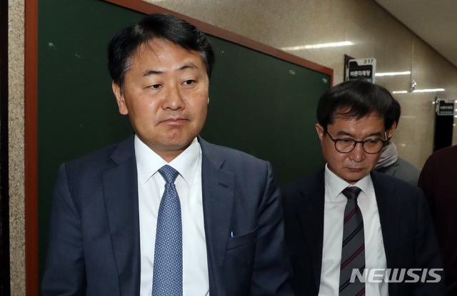 【서울=뉴시스】 박영태 기자 = 공수처법 바른미래당 안을 별도 발의하겠다고 말한 김관영 바른미래당 원내대표가 29일 오전 서울 영등포구 여의도 국회 바른미래당 원내대표실을 나와 의원회관으로 이동하고 있다. 2019.04.29.&nbsp; since1999@newsis.com