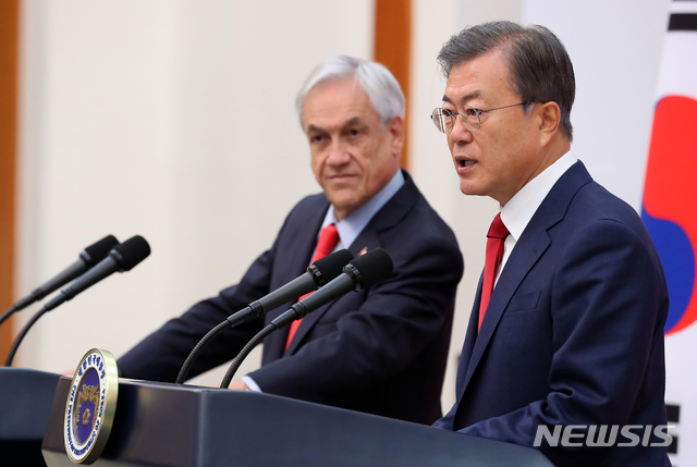 【서울=뉴시스】전신 기자 = 문재인 대통령과 세바스티안 피녜라 칠레 대통령이 29일 청와대 본관에서 공동언론발표를 하고 있다. 2019.04.29.&nbsp; photo1006@newsis.com
