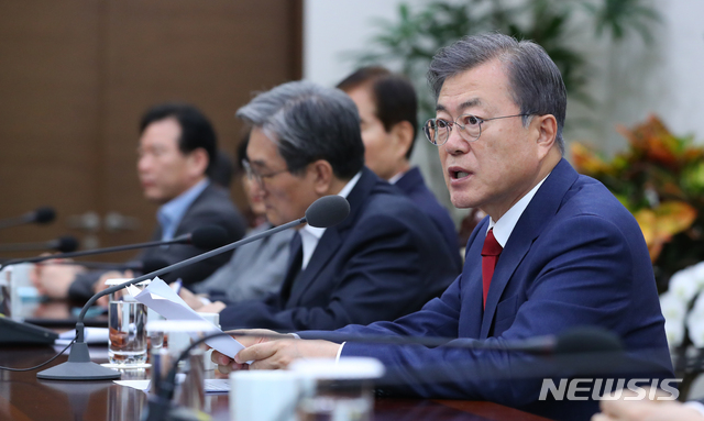 【서울=뉴시스】전신 기자 = 문재인 대통령이 29일 청와대 여민관에서 열린 수석보좌관회의를 주재하고 있다. 2019.04.29.&nbsp; photo1006@newsis.com