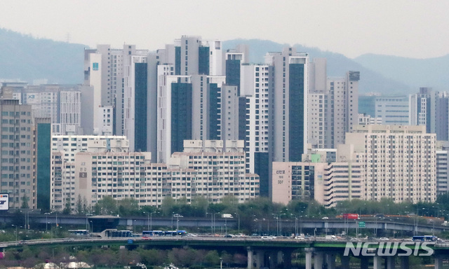 【서울=뉴시스】이영환 기자 = 국토교통부는 29일 올해 1월 1일 기준, 전국 공동주택 1339만 가구의 공시가격을 소유자 의견청취와 중앙부동산 가격공시위원회 심의를 거쳐 30일 공시한다고 밝혔다. 올해 서울 공동주택 공시가격이 12년만에 최고치인 14.02% 상승했으며 전국 평균은 5.24% 올랐다. 올해 공시가 핀셋 인상 대상이 된 공시가 9억원 초과(시세 12억원 수준) 공동주택(전국 21만8163호)은 서울에 93.1%(20만3213호)가 몰려 있는 것으로 나타났다. 사진은 29일 오후 서울 성동구 달맞이봉공원에서 바라본 아파트 단지의 모습. 2019.04.29. 20hwan@newsis.com