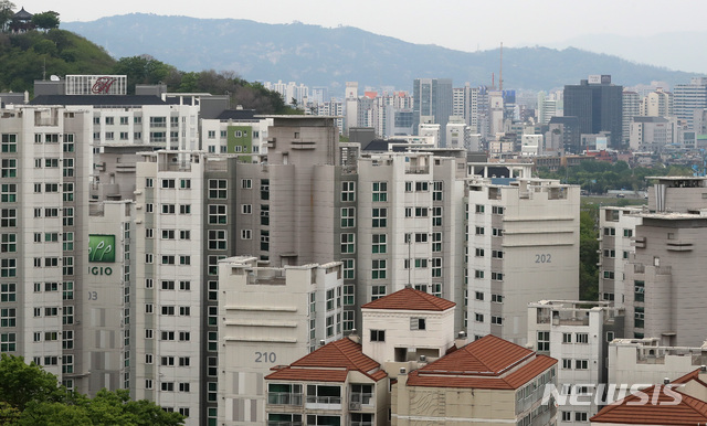 【서울=뉴시스】이영환 기자 = 국토교통부는 29일 올해 1월 1일 기준, 전국 공동주택 1339만 가구의 공시가격을 소유자 의견청취와 중앙부동산 가격공시위원회 심의를 거쳐 30일 공시한다고 밝혔다. 사진은 29일 오후 서울 성동구 달맞이봉공원에서 바라본 아파트 단지의 모습. 2019.04.29. 20hwan@newsis.com