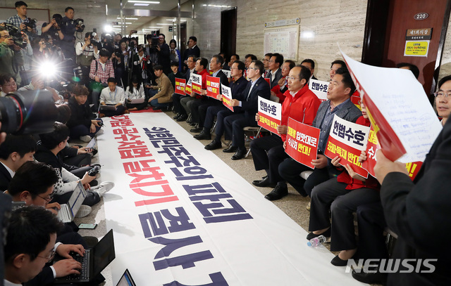 【서울=뉴시스】이종철 기자 = 29일 오후 한국당 의원들이 서울 여의도 국회사법개혁특별위원회 회의장 앞에서 검찰개혁법의 패스트트랙(신속처리안건) 지정 철회 구호를 외치고 있다. 2019.04.29.&nbsp; jc4321@newsis.com