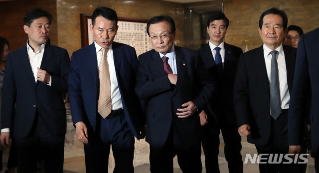 【서울=뉴시스】 박영태 기자 = 더불어민주당 이해찬 대표와 의원들이 29일 오후 서울 영등포구 여의도 국회 예결위회의장에서 열린 비공개 의원총회에 참석하고 있다. 2019.04.29.&nbsp; since1999@newsis.com