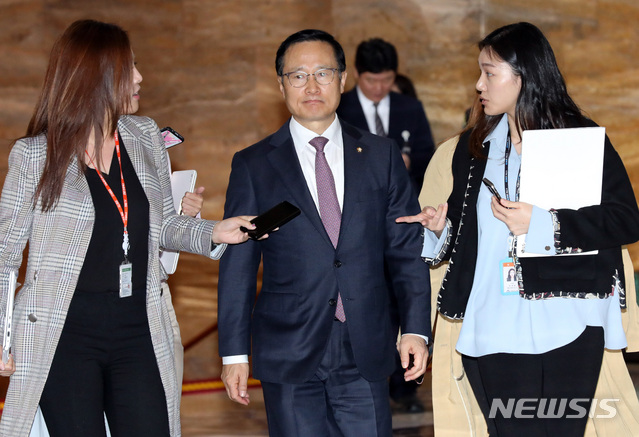 【서울=뉴시스】 박영태 기자 = 더불어민주당 홍영표 원내대표가 29일 오후 서울 영등포구 여의도 국회 예결위회의장에서 열린 비공개 의원총회에 참석하고 있다. 2019.04.29.&nbsp; since1999@newsis.com