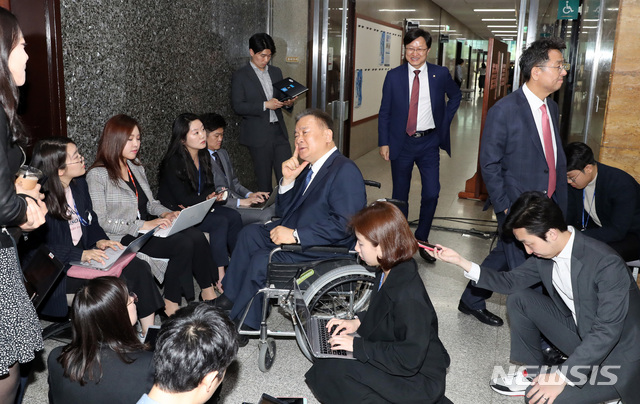 【서울=뉴시스】 박영태 기자 = 더불어민주당 소속의 이상민 사법개혁특별위원회 위원장이 29일 오후 서울 영등포구 여의도 국회에서 기자간담회를 하고 있다. 2019.04.29.&nbsp; since1999@newsis.com