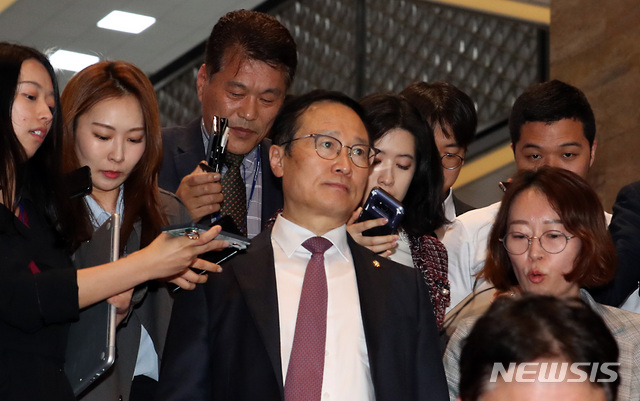 【서울=뉴시스】이종철 기자 = 29일 오후 서울 여의도 국회에서 열린 비공개 민주당 의원총회를 마친 홍영표 원내대표가 기자의 질문에 대답을 하지 않고 있다. 2019.04.29.&nbsp; jc4321@newsis.com