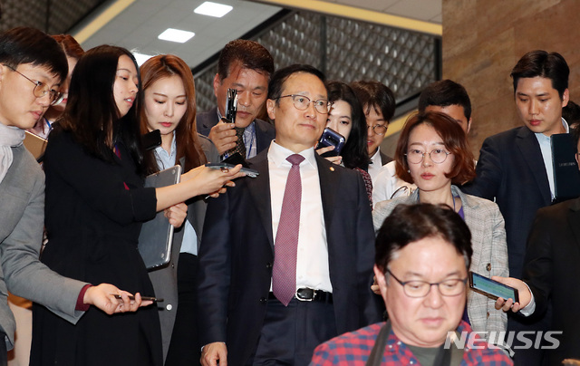 【서울=뉴시스】이종철 기자 = 29일 오후 서울 여의도 국회에서 열린 비공개 민주당 의원총회를 마친 홍영표 원내대표가 기자의 질문에 대답을 하지 않고 있다. 2019.04.29. jc4321@newsis.com