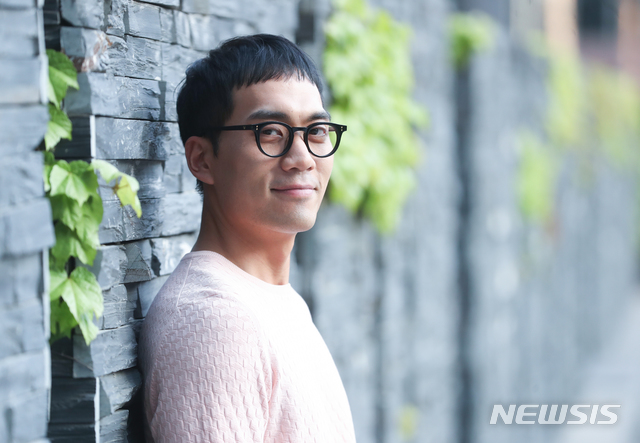 【서울=뉴시스】조수정 기자 = 최근 종영한 SBS 금토드라마 '열혈사제' 배우 안창환이 29일 오후 서울 충무로 뉴시스 본사에서 인터뷰에 앞서 포즈를 취하고 있다. 안창환은 열혈사제에서 씬스틸러 태국청년 쏭삭 테카라타나푸라서트 역을 맡아 열연했다. 2019.04.29. chocrystal@newsis.com