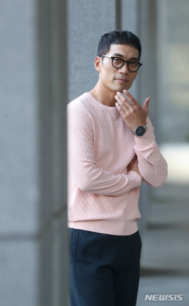 【서울=뉴시스】조수정 기자 = 최근 종영한 SBS 금토드라마 '열혈사제' 배우 안창환이 29일 오후 서울 충무로 뉴시스 본사에서 인터뷰에 앞서 포즈를 취하고 있다. 안창환은 열혈사제에서 씬스틸러 태국청년 쏭삭 테카라타나푸라서트 역을 맡아 열연했다. 2019.04.29. chocrystal@newsis.com