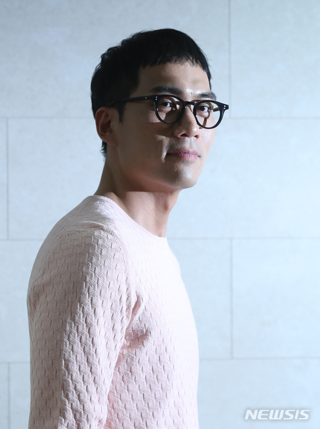 【서울=뉴시스】조수정 기자 = 최근 종영한 SBS 금토드라마 '열혈사제' 배우 안창환이 29일 오후 서울 충무로 뉴시스 본사에서 인터뷰에 앞서 포즈를 취하고 있다. 안창환은 열혈사제에서 씬스틸러 태국청년 쏭삭 테카라타나푸라서트 역을 맡아 열연했다. 2019.04.29. chocrystal@newsis.com