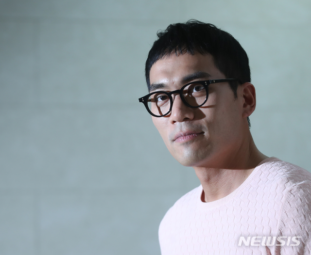 【서울=뉴시스】조수정 기자 = 최근 종영한 SBS 금토드라마 '열혈사제' 배우 안창환이 29일 오후 서울 충무로 뉴시스 본사에서 인터뷰에 앞서 포즈를 취하고 있다. 안창환은 열혈사제에서 씬스틸러 태국청년 쏭삭 테카라타나푸라서트 역을 맡아 열연했다. 2019.04.29. chocrystal@newsis.com