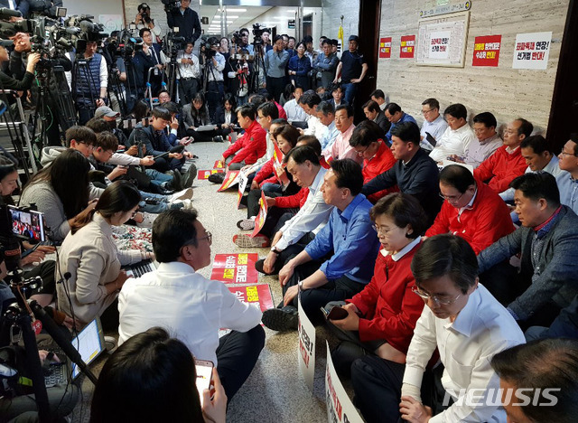 【서울=뉴시스】이종철 기자 = 29일 오후 서울 여의도 국회 사법개혁특별위원회 회의장 앞에서 검찰개혁법의 패스트트랙(신속처리안건) 저지를 위해 자유한국당 의원들이 연좌 시위를 하고 있다. 2019.04.29.&nbsp; jc4321@newsis.com 