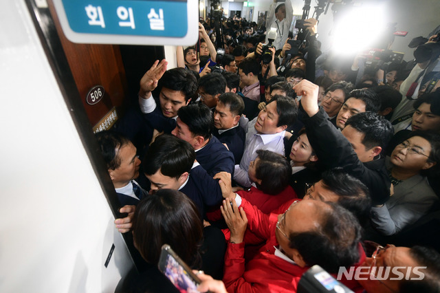 【서울=뉴시스】이종철 기자 = 자유한국당, 일부 바른미래당 의원들이 지난 4월29일 오후 서울 여의도 국회 문화체육관광위원회 회의실에서 열린 사법개혁특별위원회에 참석하기 위해 진입을 시도하고 있다. 2019.04.29. photo@newsis.com