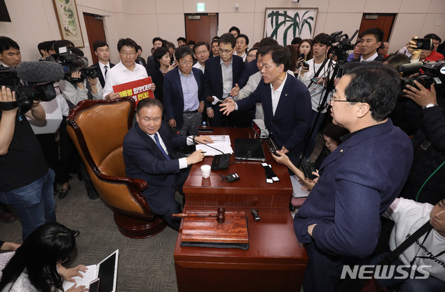 【서울=뉴시스】이종철 기자 = 29일 오후 서울 여의도 국회 내 문화체육관광부 회의장에서 열린 사법개혁특별위원회에 자유한국당 의원들이 이상민 위원장에게 항의하고 있다. 2019.04.29.&nbsp; photo@newsis.com 