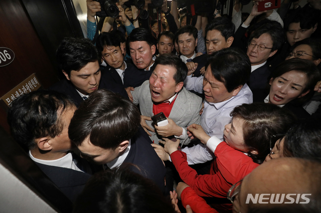 【서울=뉴시스】이종철 기자 = 자유한국당 의원들이 29일 오후 서울 여의도 국회 문화체육관광위원회 회의실에서 열린 사법개혁특별위원회에 참석하기 위해 진입을 시도하고 있다. 2019.04.29.&nbsp; photo@newsis.com 