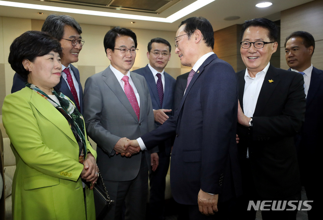 【서울=뉴시스】 김병문 수습기자 = 더불어민주당 홍영표 원내대표가 29일 오후 서울 여의도 국회 예산결산특별위원회 회의장에서 민주평화당 정동영 대표를 만나 악수를 나누고 있다. 2019.04.29. dadazon@newsis.com