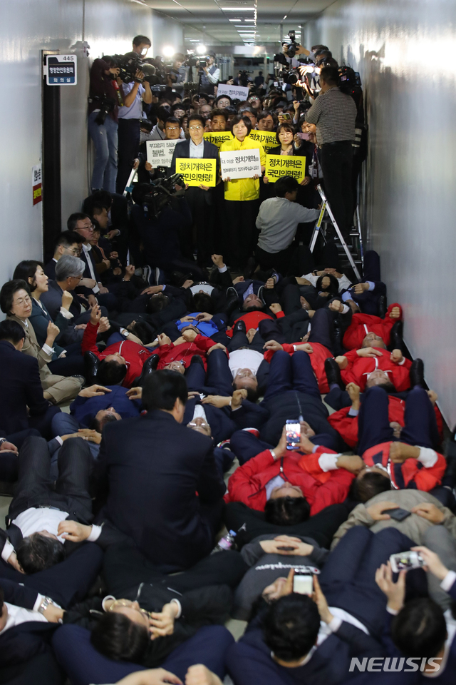 【서울=뉴시스】박영태 기자 = 자유한국당 의원들이 29일 오후 서울 여의도 국회 행정안전위원회 복도에서 정의당 이정미 대표를 비롯한 의원들이 지나가지 못하게 누워서 길을 막고 있다. 2019.04.30.&nbsp; photo@newsis.com 