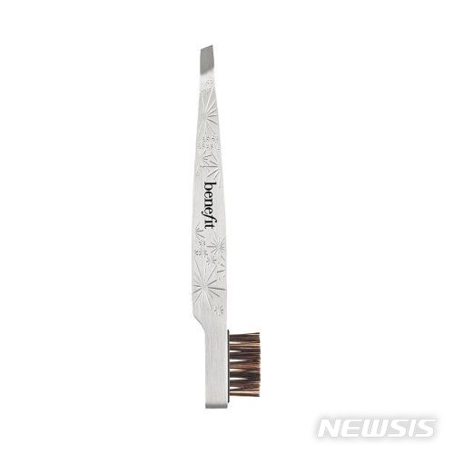 베네피트의 ‘그루밍 트위저&브러쉬’ (사진 제공=베네피트)