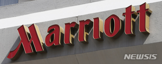 【리치먼드=AP/뉴시스】최대 호텔 그룹인 메리어xm 인터내셔널이 주요 호텔로는 최초로 미국, 유럽, 중남미 등 100개 지역에서 고급주택 2000곳의 집 대여(home rental) 서비스를 시작하겠다며 에어비엔비(Airbnb)에 도전장을 던졌다. 사진은 2016년 3월26일 미국 버지니아주 리치먼드에 위치한 메리어트 호텔 간판. 2019.04.30.