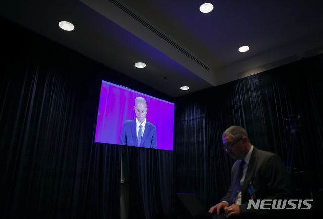 【시카고=AP/뉴시스】 올해 4월 29일 시카고에서 열린 보잉사 연례 주주총회에서 항공기 추락사고에 대해 애도하는 뮐렌버그 회장.&nbsp;&nbsp; 