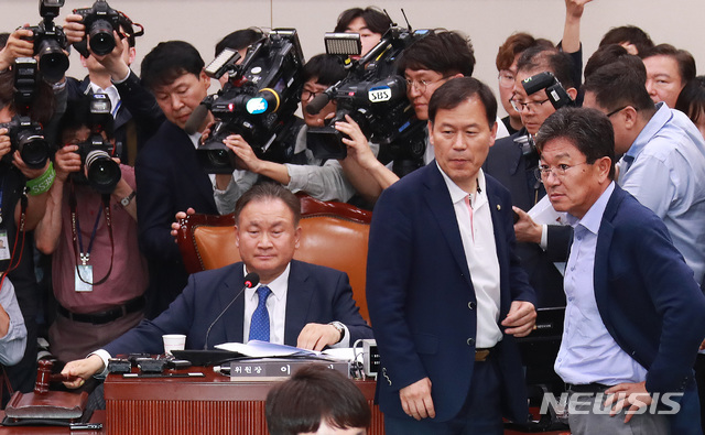 【서울=뉴시스】 이종철 기자 = 29일 오후 서울 여의도 국회에서 열린 사법개혁특별위원회 전체회의에서 이상민 위원장이 고위공직자비리수사처(공수처)법안 등 사법제도 개혁안을 패스트트랙(안건 신속처리제도)으로 지정하는 의사봉을 두드리고 있다.&nbsp; 공수처법 패스트트랙 지정 안건은 재적의원 18인의 5분의 3 이상인 11표를 얻어 가결됐다. 2019.04.30.&nbsp; photo@newsis.com 