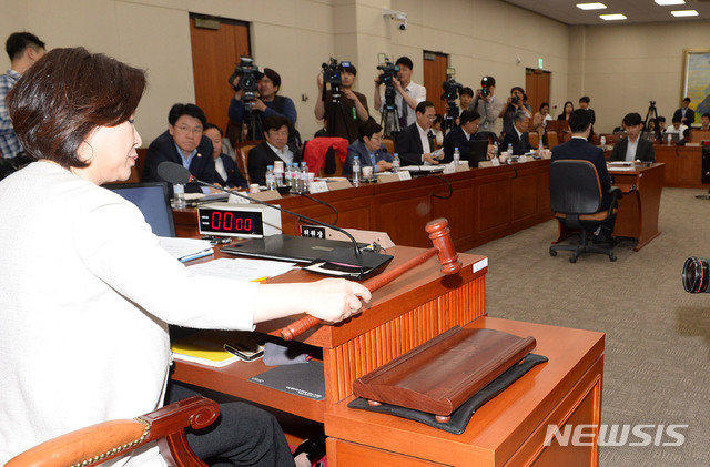 【서울=뉴시스】 박영태 기자 =심상정 정개특위 위원장이 30일 새벽 서울 여의도 국회에서 열린 정치개혁특별위원회 전체회의에서 선거법 개정안을 패스트트랙(신속처리안건)으로 지정하며 의사봉을 두드리고 있다. 2019.04.30.&nbsp; photo@newsis.com 