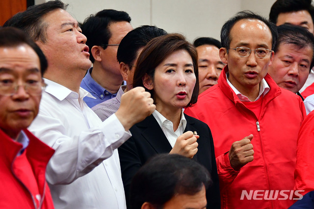 【서울=뉴시스】이종철 기자 = 자유한국당 나경원 원내대표 등 의원들이 29일 저녁 서울 여의도 국회에서 열린 사법개혁특별위원회 전체회의에서 구호를 외치고 있다. 2019.04.30.&nbsp; photo@newsis.com 