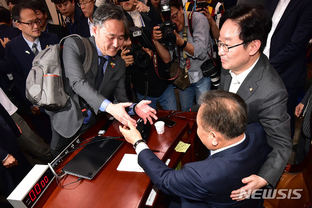 【서울=뉴시스】 이종철 기자 = 이상민 사개특위 위원장이 29일 오후 서울 여의도 국회에서 열린 사법개혁특별위원회 전체회의에 참석한 더불어민주당 표창원 의원, 박범계 의원과 악수를 나누고 있다. 공수처법 패스트트랙 지정 안건은 재적의원 18인의 5분의 3 이상인 11표를 얻어 가결됐다. 2019.04.30. photo@newsis.com