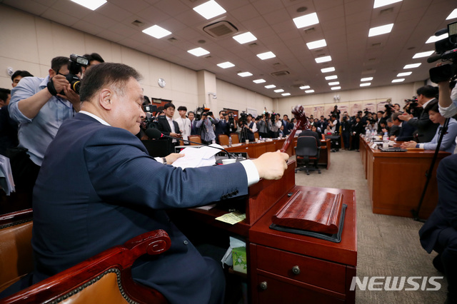【서울=뉴시스】이종철 기자 = 29일 서울 여의도 국회 문화체육관광위원회 회의실에서 열린 사법개혁특별위원회에서 이상민 위원장이 공수처법·검경수사권 조정 신속처리안건을 통과시키고 있다. 2019.04.29.&nbsp; photo@newsis.com 