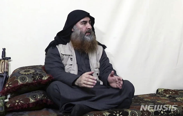 【AP/뉴시스】29일(현지시간) 이슬람국가(IS) 선전매체 알-푸르간이 공개한 동영상에서 IS의 리더 아부바크르 알-바그다디가 인터뷰하고 있다. 알-바그다디는 2014년 6월 이후 처음으로 모습을 나타내 지난달 쿠르드족 주도의 시리아 민주군에 의해 점령된 시리아 동부 바구즈 전투에서 IS가 패했음을 인정했다. 그는 스리랑카 부활절 폭탄 테러가 바구즈 전투에 대한 복수였다고 주장했다. 2019.04.30.