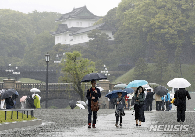 【도쿄=교도·AP/뉴시스】아키히토 일왕 퇴위식이 30일 오전 10시부터 시작된 가운데 도쿄 왕궁 주변에 우산을 쓴 사람들이 모여있다. 2019.04.30