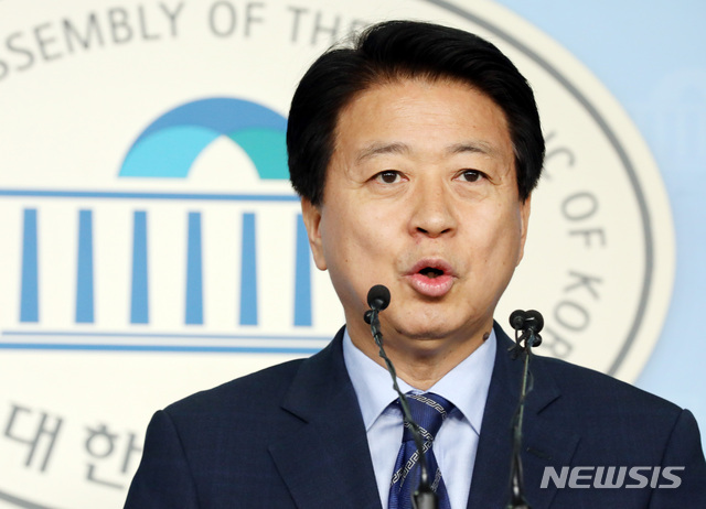 【서울=뉴시스】 박영태 기자 = 더불어민주당 노웅래 의원이 30일 오전 서울 영등포구 여의도 국회 정론관에서 더불어민주당 원내대표 출마 선언 기자회견을 하고 있다. 2019.04.30. since1999@newsis.com