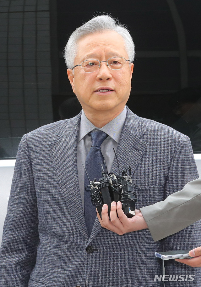 【서울=뉴시스】배훈식 기자 = KT 채용 비리 혐의를 받고 있는 이석채 전 KT회장이 30일 오전 서울 양천구 서울남부지방법원에서 열린 영장실질심사를 받기 위해 출석하며 취재진의 질문에 답하고 있다. 2019.04.30.  dahora83@newsis.com