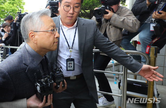 【서울=뉴시스】배훈식 기자 = KT 채용 비리 혐의를 받고 있는 이석채 전 KT회장이 지난 4월30일 오전 서울 양천구 서울남부지방법원에서 열린 영장실질심사를 받기 위해 출석하고 있다. 2019.04.30. dahora83@newsis.com