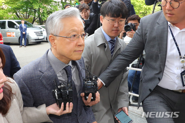 【서울=뉴시스】배훈식 기자 = KT 채용 비리 혐의를 받고 있는 이석채 전 KT회장이 지난달 30일 오전 서울 양천구 서울남부지방법원에서 열린 영장실질심사를 받기 위해 출석하고 있다. 2019.04.30.  dahora83@newsis.com