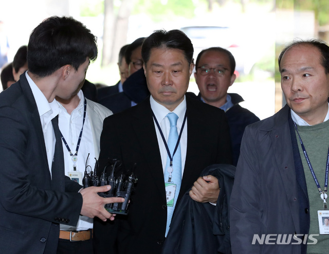 【서울=뉴시스】 전진환 기자 = 유해 성분이 들어간 가습기 살균제를 판매해 인명 피해 혐의를 받는 안용찬 전 애경산업 대표가 30일 오전 영장실질심사를 받기 위해 서울 서초구 서울지방법원으로 출석하고 있다. 2019.04.30. amin2@newsis.com