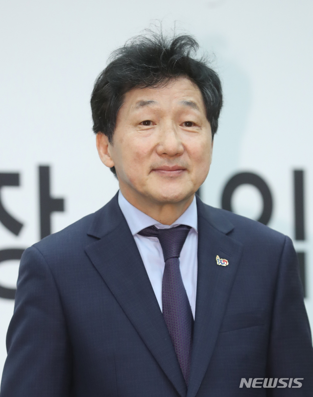 【서울=뉴시스】조수정 기자 = 유인택 예술의전당 제16대 사장이 30일 오전 서울 서초동 서울서예박물관에서 열린 취임 기자간담회에서 인사하고 있다. 2019.04.30. chocrystal@newsis.com