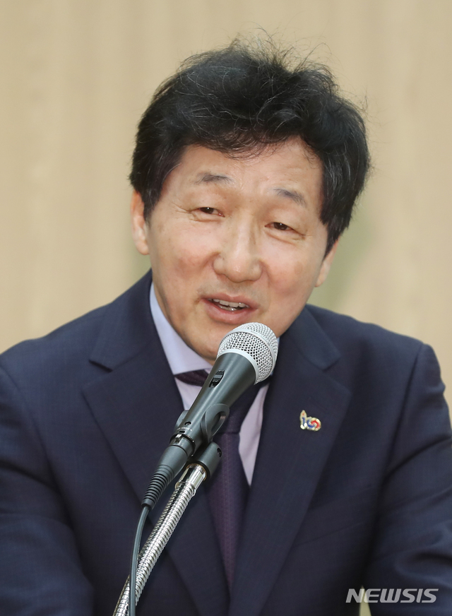 【서울=뉴시스】조수정 기자 = 유인택 예술의전당 제16대 사장이 30일 오전 서울 서초동 서울서예박물관에서 열린 취임 기자간담회에서 인사말 하고 있다. 2019.04.30. chocrystal@newsis.com