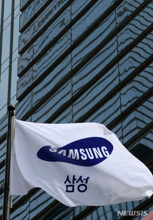 【서울=뉴시스】박주성 기자 = 삼성전자가 올 1분기 메모리 반도체 시장의 하락국면 영향으로 최근 10분기 만에 가장 적은 흑자를 기록했다. 사진은 30일 오전 삼성전자 서초사옥의 모습. 2019.04.30. park7691@newsis.com
