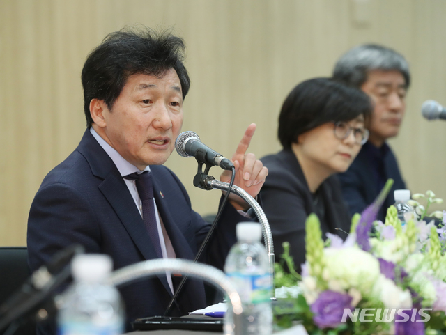 【서울=뉴시스】조수정 기자 = 유인택 예술의전당 제16대 사장이 30일 오전 서울 서초동 서울서예박물관에서 열린 취임 기자간담회에서 취재진의 질문에 답하고 있다. 왼쪽부터 유인택 사장, 박민정 문화예술본부장, 이은관 운영본부장. 2019.04.30. chocrystal@newsis.com